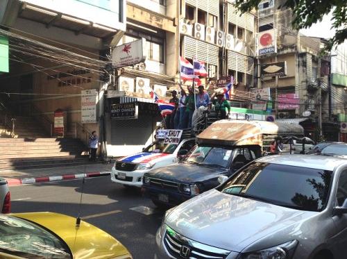 デモ隊ピックアップ車