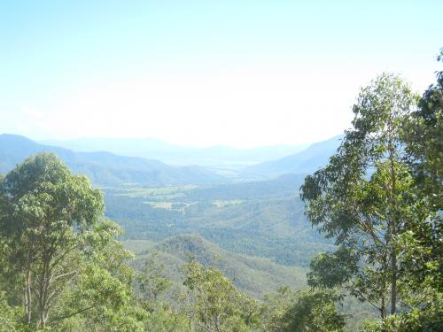 アサートン高原へ向かう途中のハイウェイに