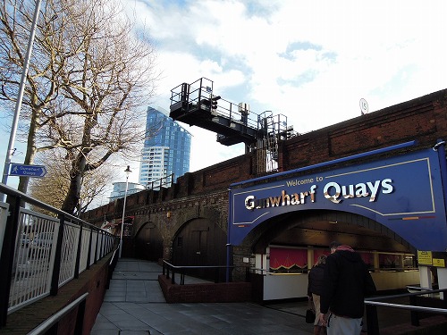 タワー方向へガードをくぐって向かう