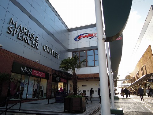 ショッピング街入口