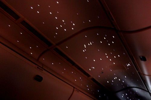 消灯後は機内に夜空