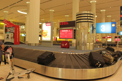 早朝まだ人の少ない空港