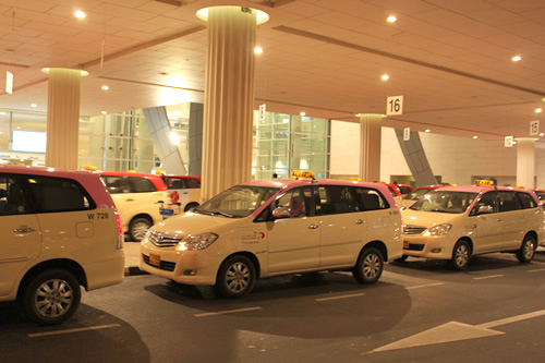 ピンクの屋根のタクシーは女性ドライバー