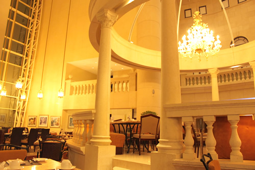 朝食会場のダイニングThe Atrium