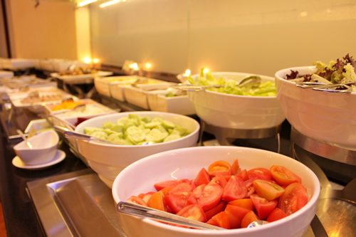 生野菜コーナーはちょっとさびしめ