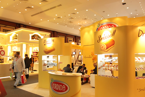 手前がヨルダン、奥がレバノンの会社