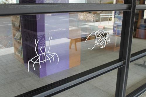 ガラス窓の銅鐸の文様