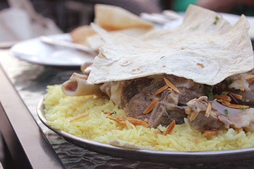 ヨルダンの伝統料理ラム肉のマンサフ