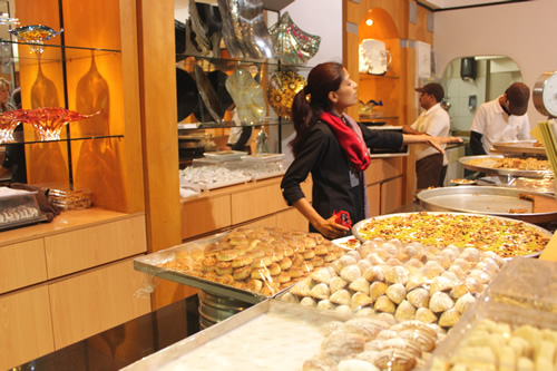 ガイドのアブラがお菓子の説明中