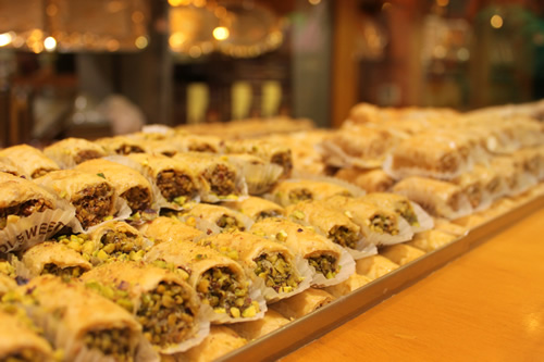 いろいろなナッツをパイ生地でくるんだ菓子