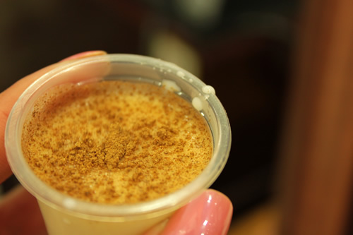 シナモンをたっぷり振りかけます