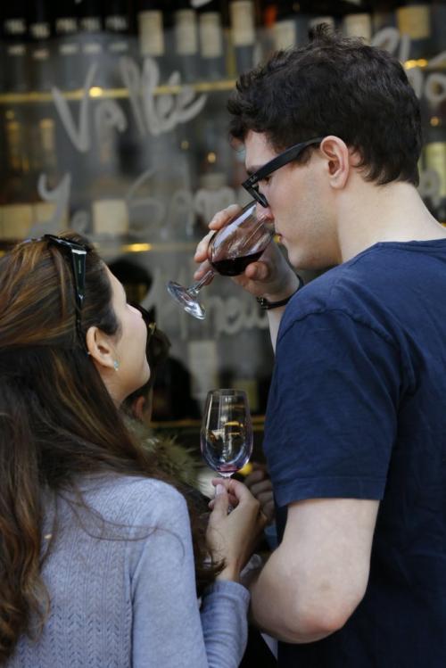 飲んでいる人 二人