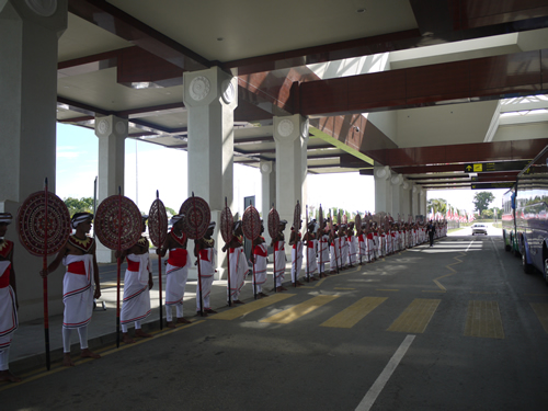 マッタラ空港お出迎え
