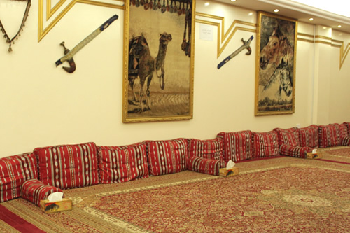 お料理を床に置いて食べる伝統的スタイル