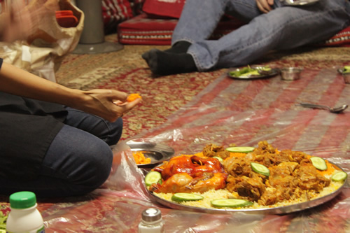 ドバイ 伝統的なアラビアンスタイルの食事にトライ 床に座って手で食べる おいしいイエメン料理レストラン トラベルコちゃんさんの旅行ブログ トラベルコ