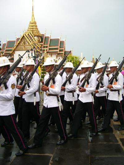 ワットプラケオ　衛兵交代