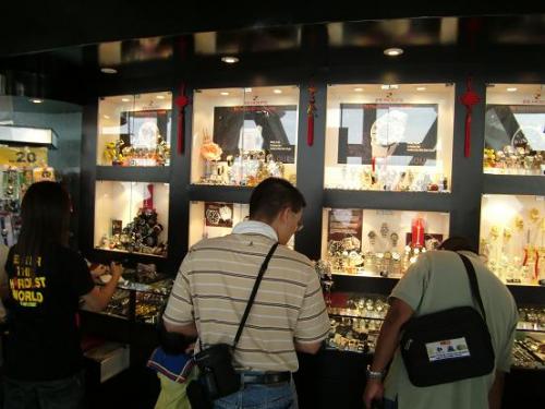 上の方ではお土産？屋さんも。