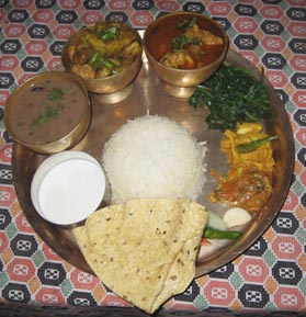 真鍮の器に盛り付けられたダルバート