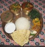 真鍮の器に盛り付けられたダルバート