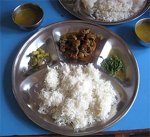 一般家庭のダルバート チキンがメイン