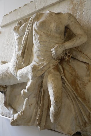 パルテノン神殿の南第十メトープ