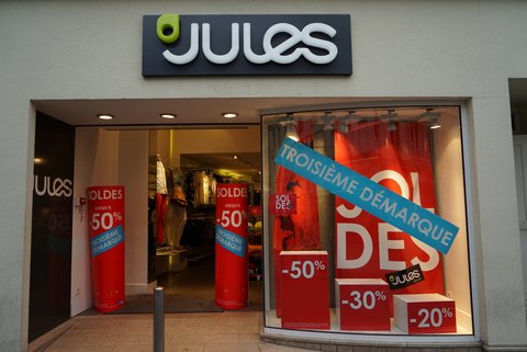 パリのセールSoldesは、ついに三番出