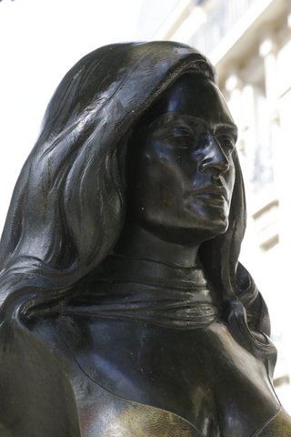 シャンソンの女神、ダリダの記念像