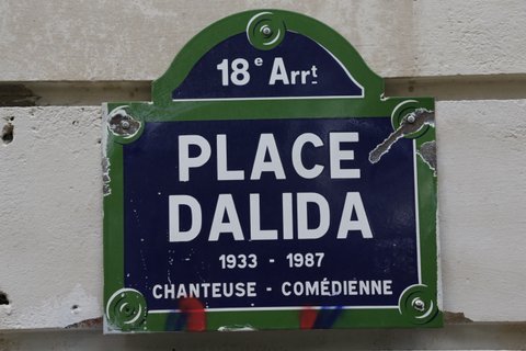 シャンソンの女神、ダリダの記念像