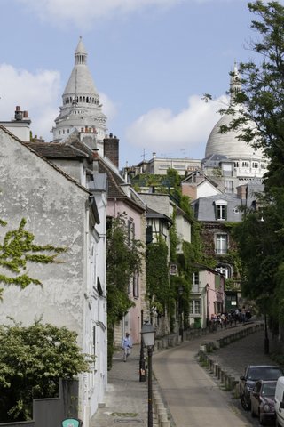 シャンソンの女神、ダリダの記念像
