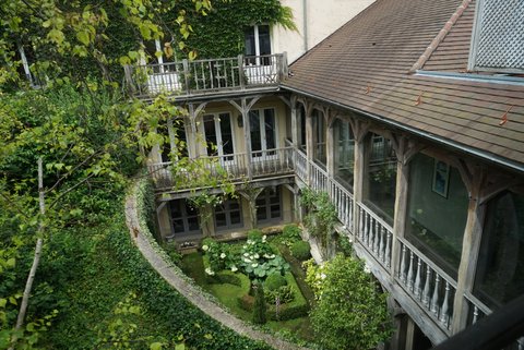 都会人の隠れ家的空間