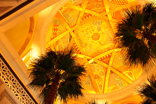 高い天井・高い椰子の木