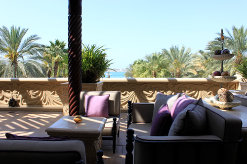 テラス席からは海が見えます