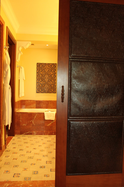 バスルームの床のタイルがかわいい