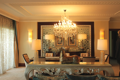 シャンデリア付きのダイニング