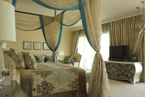 天蓋付きの大きなベッドがある主寝室