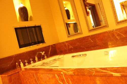 もうひとつのバスルームのバスタブ