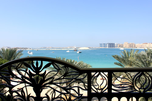 テラスの外はすぐビーチ