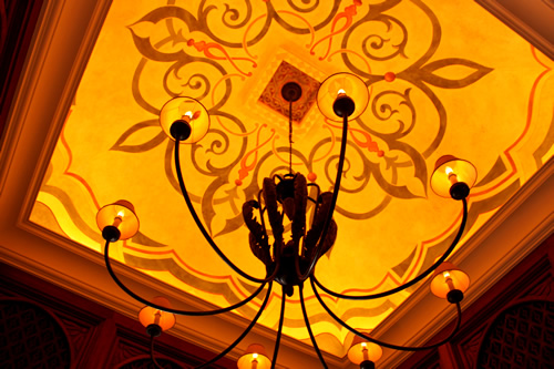 エキゾチックな装飾の天井