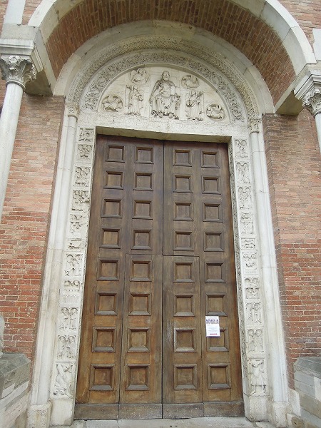 シルヴェストロ教会入口の浅浮彫