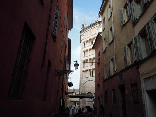 パルマ洗礼堂が路地の向こうに見える