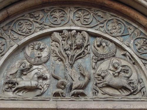 洗礼堂入口のひとつ