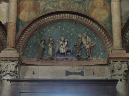 洗礼堂のティンパヌムのひとつ