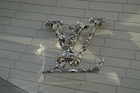 LV 文字