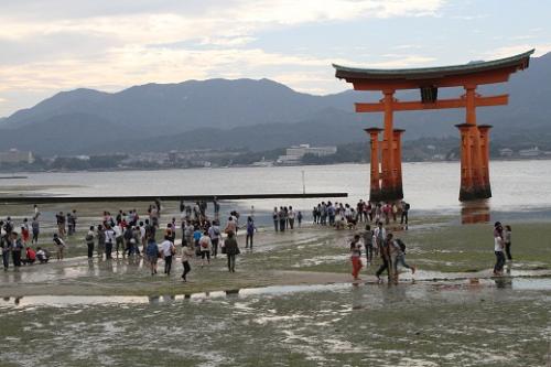 干潮時大鳥居人多め.jpg