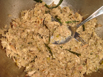 パナダの中身になる調理中のカツオフレーク