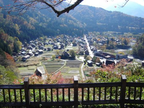 紅葉まっさかりの秋と雪景色が楽しめる２