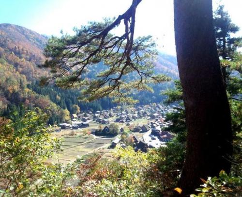 紅葉まっさかりの秋と雪景色が楽しめる３