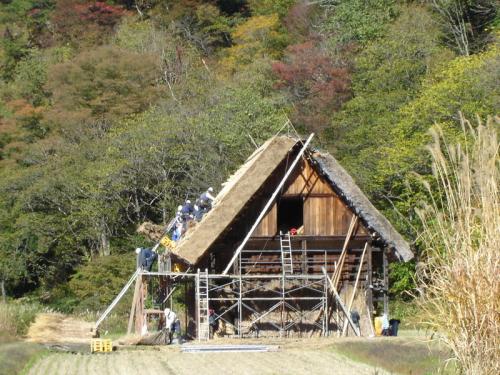 紅葉まっさかりの秋と雪景色が楽しめる１０