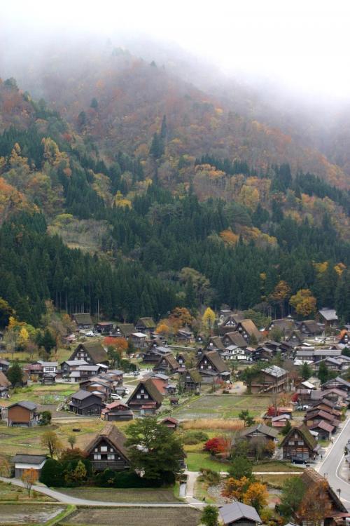 世界遺産 白川郷は紅葉も終盤 １