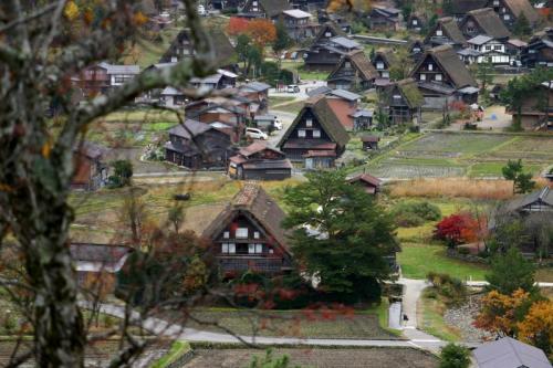 世界遺産 白川郷は紅葉も終盤 ２